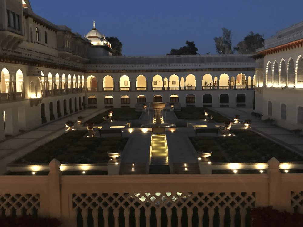 インド旅行 17宮殿ホテル中庭夜