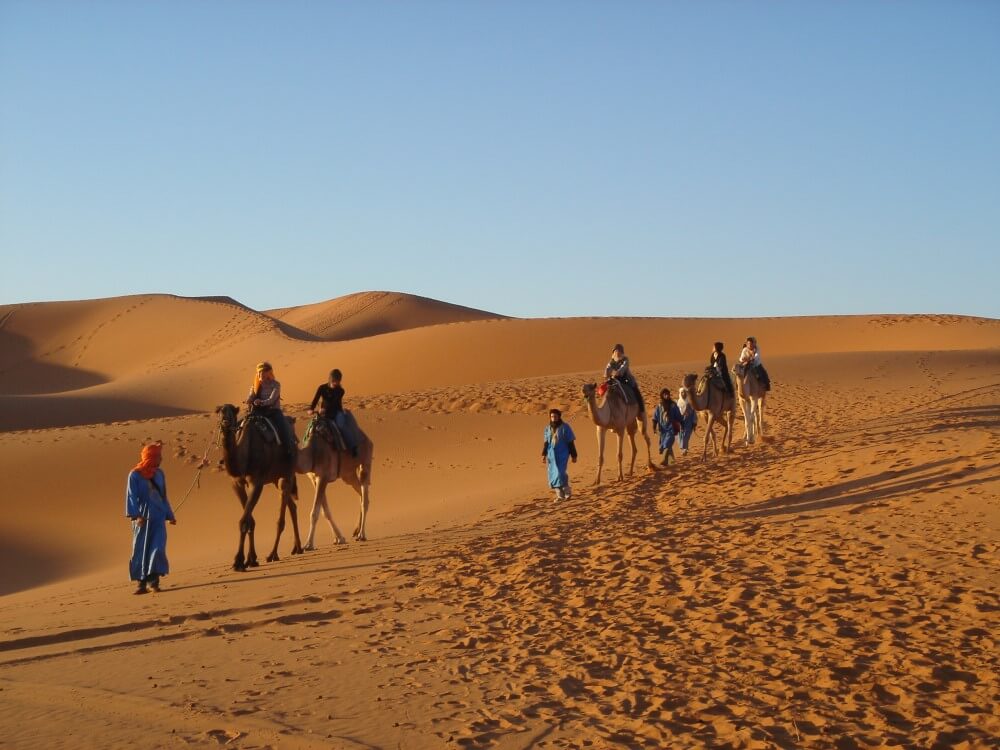 サハラ砂漠　ラクダ乗り体験